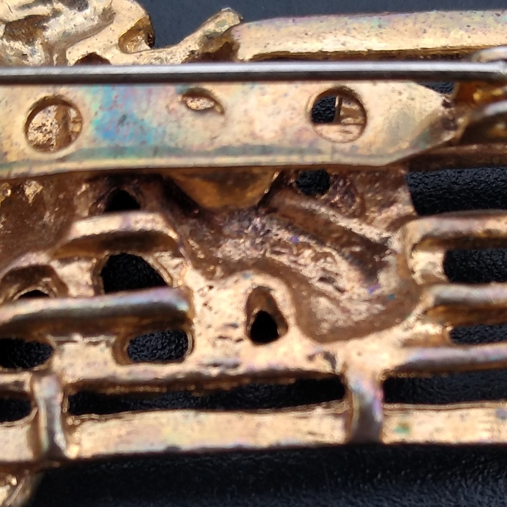 Vintage Gold Coloured Brooch, Cat Couple on Park Bench, AJC, Hanging Cha… - Picture 4 of 5
